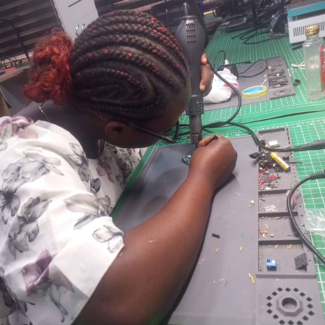 BuildwithTifee's tweet photo. I officially ended my 7 months internship two weeks ago 🥹

And I actually went from barely knowing how to program a microcontroller to working with ESP32, designing and assembling PCBs and troubleshooting hardware 😭 https://t.co/eIyPfqiloe