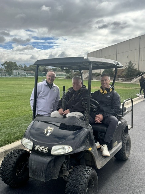 ExperienceOFHS's tweet photo. 🖤💛 Bengals showing that Homecoming pride on parade day! Our Bengals brought the smiles, spirited floats &amp; pride to the community! 🐾
Next on the list...Assembly games &amp; Friday Night Lights HOCO football game - GO BENGALS!! https://t.co/PBueFErXcH