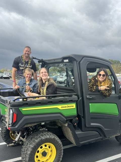 ExperienceOFHS's tweet photo. 🖤💛 Bengals showing that Homecoming pride on parade day! Our Bengals brought the smiles, spirited floats &amp; pride to the community! 🐾
Next on the list...Assembly games &amp; Friday Night Lights HOCO football game - GO BENGALS!! https://t.co/PBueFErXcH