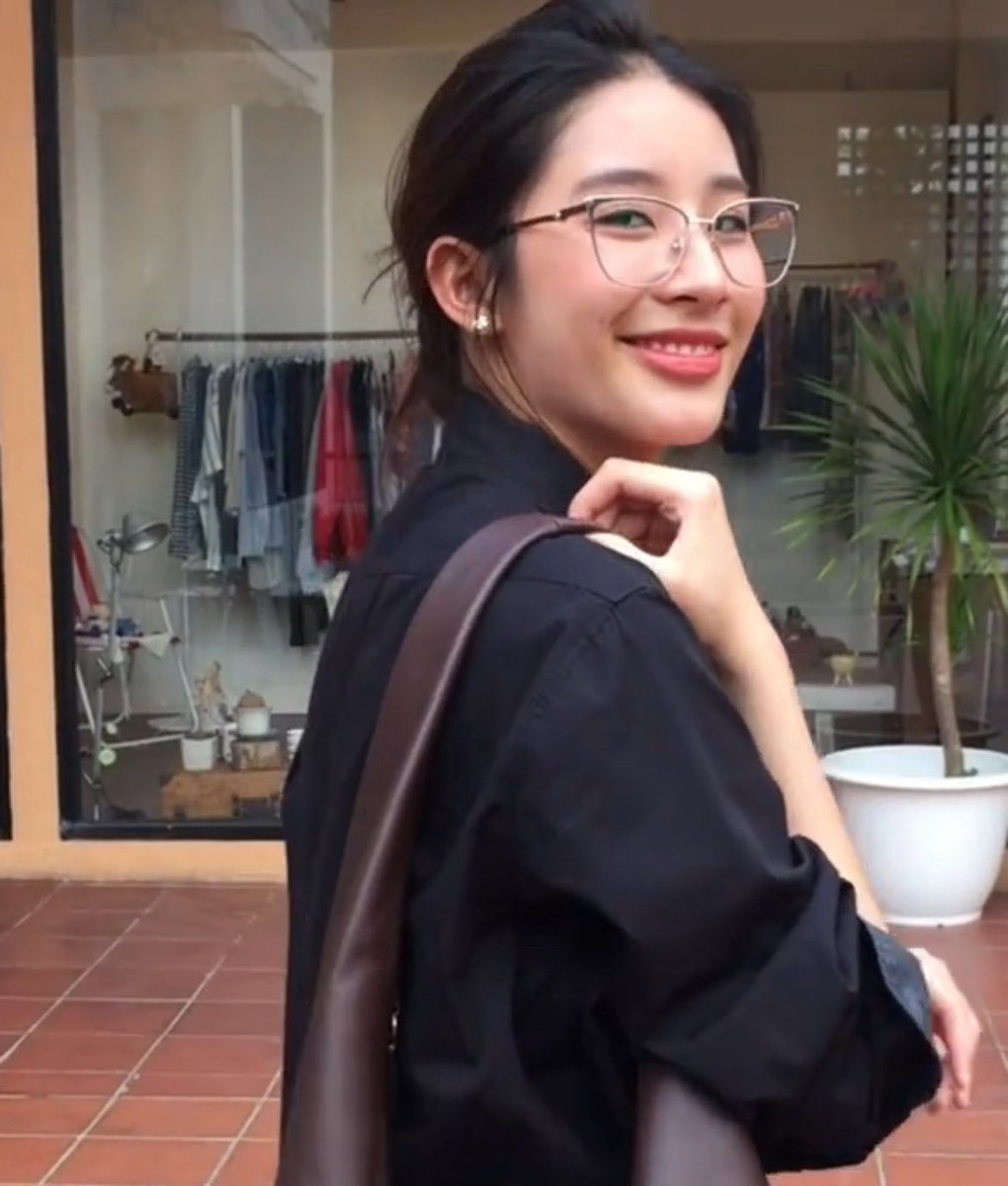 meowv16's tweet photo. เชิ้ตดำ ใส่เเว่น ยิ้มหวาน ชั้นขอบายworld 🧎🏻🧎🏻 https://t.co/gmwYQNwpdR