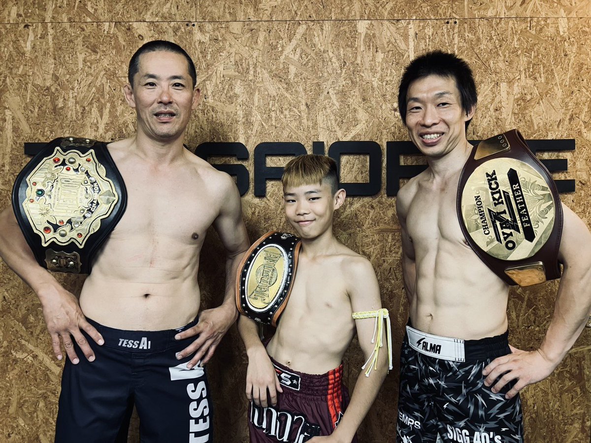 haramoru's tweet photo. 10/11のジャンジラスピリットで
カイケアくんがジャンジラキッズ35㎏以下チャンピオンになった事で
テッサイジムに3本のチャンピオンベルトが✨
いろんなベルトが✨🥊
#小磯哲史
J-NETWORK
#kameto
オヤジキック
#KAIKEATESSAIGYM
ジャンジラキッズ
やはりチャンピオンベルトはいいですねー🤩 https://t.co/feAlAkOvLQ