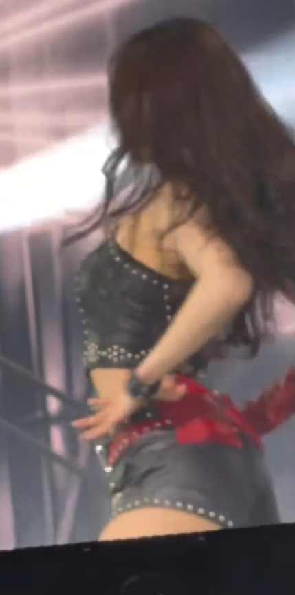 treetoonine's tweet photo. when it's blurry asf but you're irene 🥵 https://t.co/jndBwrYH0N