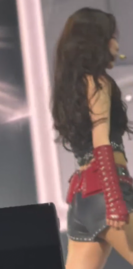 treetoonine's tweet photo. when it's blurry asf but you're irene 🥵 https://t.co/jndBwrYH0N