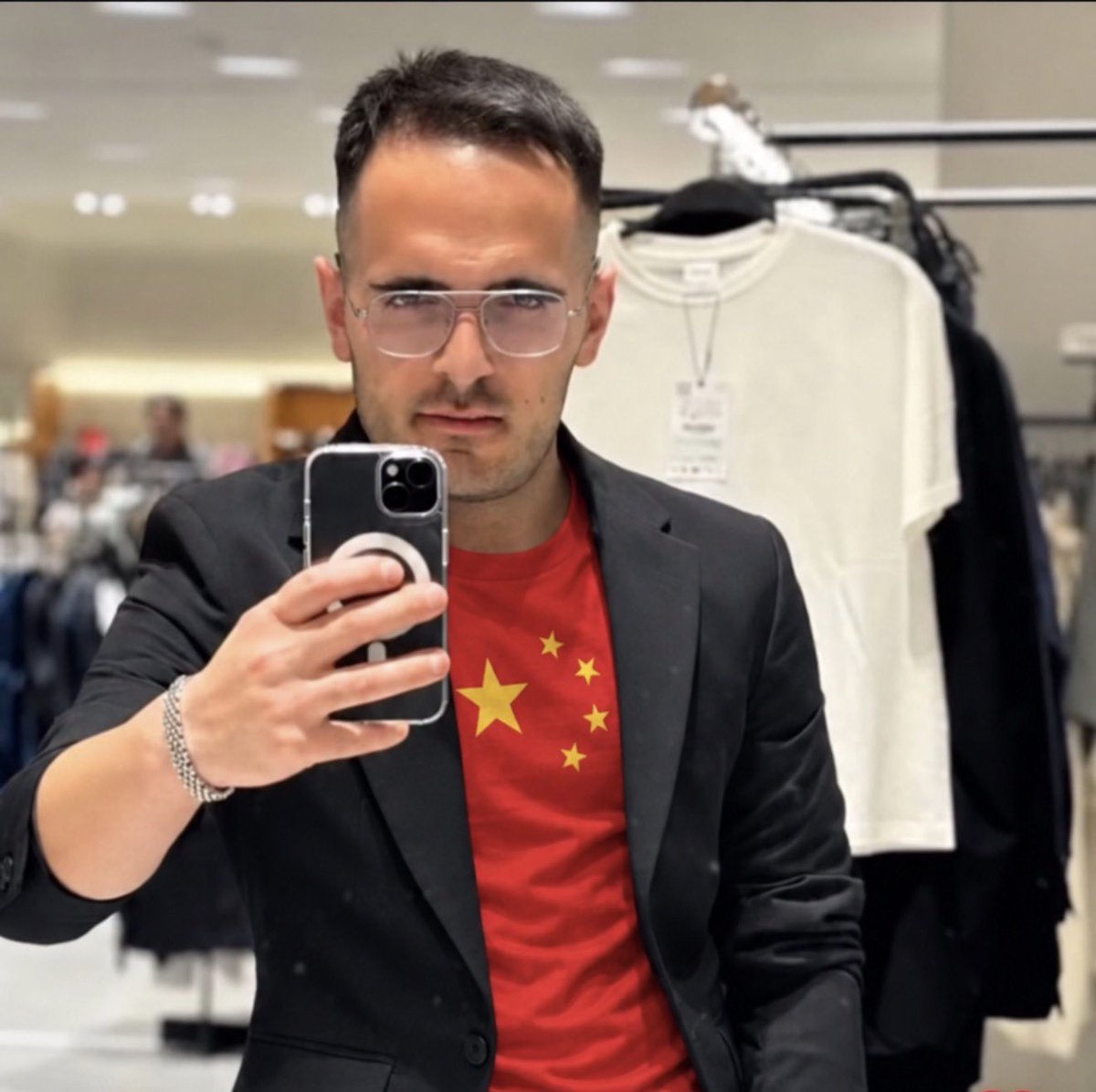 washingtonun66's tweet photo. Çin’liler genelde hep böyle çirkin olurlar.
Koronavirüs bile onların yarasa yemesinden dolayı çıktı ve bütün dünyayı sardı.
Ve en iğrenci kollarının altındaki ve genital bölgelerindeki kılları temizlemiyorlar🤮
Birileri Çine gidip onlara temizlik öğretmeli
Benim görüşüm; 🇨🇳=🇮🇳 https://t.co/rKIe1eSSYu