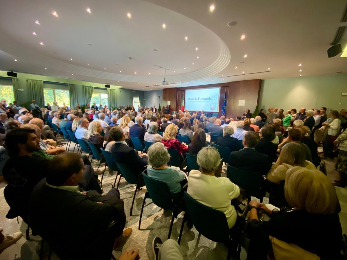 CislNazionale's tweet photo. #DanielaFumarola alla presentazione del libro di Giuseppe Fioroni a Viterbo: «Il centro non è una posizione sulla mappa da conquistare, ma il luogo in cui si esercita la responsabilità. Per la #Cisl è una prassi quotidiana: leggere i bisogni delle persone che rappresentiamo e usare il confronto come metodo, a cui non rinunciamo, per tenere insieme quei bisogni e il contesto in cui ci muoviamo. È la forza del confronto che porta alla mediazione. Come ci ha insegnato Ezio Tarantelli, nello scambio si trova il risultato finale. E la mediazione che portiamo in campo ogni giorno non tradisce i valori a cui ci ispiriamo.»

#Libro #GiuseppeFioroni #OvunqueèilCentro
