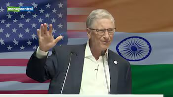 LayoffAI's tweet photo. Bill Gates and Microsoft are the reason the H-1B visa exists.

In March 2007, he testified before the Senate. 

He was asked whether the H-1B cap should go to 200,000, or 300,000.

He answered: "even though it may not be realistic, I don't think there should be any limit." https://t.co/3yDVNvfgb6