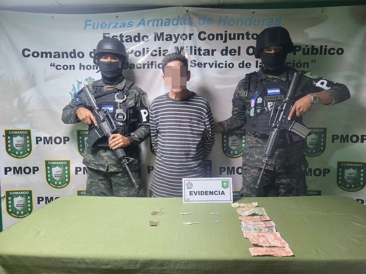 PMOPHN's tweet photo. #EscudoDeHonduras | Detenido por presunto tráfico de drogas en el barrio Casamata

Las Fuerzas Armadas de Honduras, a través de la Policía Militar del Orden Público (#5BPMOP), detuvieron a un ciudadano de 54 años en el barrio Casamata, Tegucigalpa, Francisco Morazán, por suponerlo responsable del delito de tráfico de drogas en perjuicio de la salud pública.

Durante el procedimiento se decomisaron:
📌 Dos (02) envoltorios con hierba seca, supuesta marihuana.
📌 Dos (02) envoltorios con sustancia rocosa, supuesta droga crack.
📌 Dos (02) envoltorios con polvo blanco, supuesta cocaína.
📌 L 168.00

El detenido se encuentra en proceso de remisión a la Fiscalía de turno para continuar con el procedimiento legal correspondiente.

🇭🇳 #PMOP, firme en las operaciones contra el tráfico de drogas y al servicio de la seguridad de Honduras.

#PMOPHN #FFAAHN #OperacionesPMOP