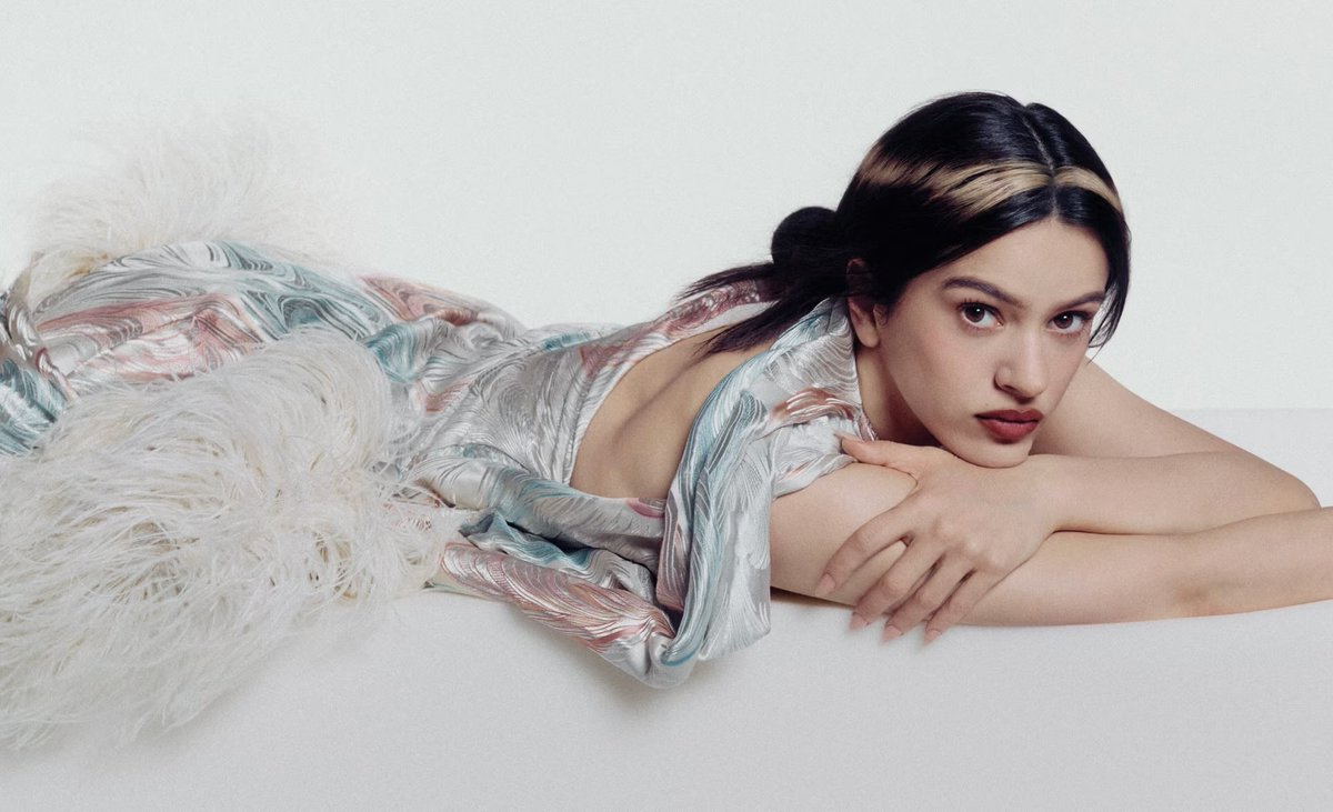 updaterosalia's tweet photo. ROSALÍA explains why she didn’t want the seriousness of ‘LUX’ to dominate her live performances.

“The album has an element of seriousness, but I didn’t want it to translate so seriously onstage. How can I keep a balance and have a sense of humour in some moments?” https://t.co/JUtWkeghQ0