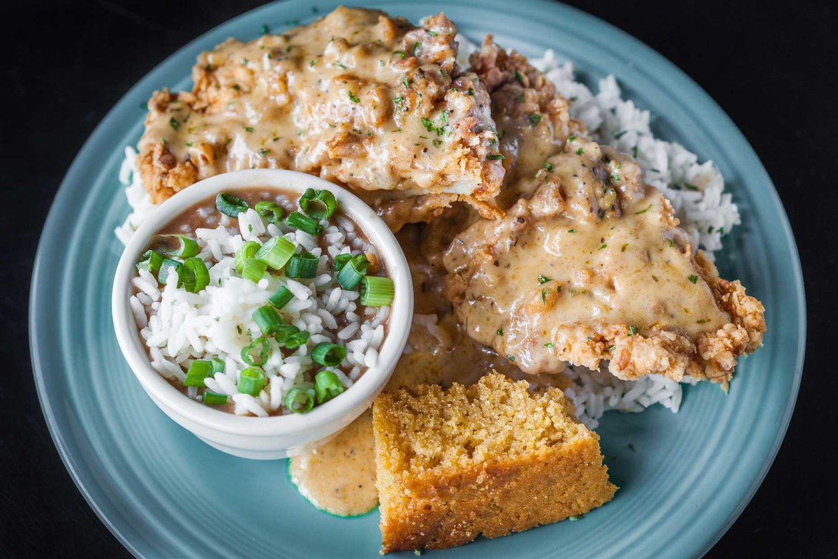 TheFreeMan2's tweet photo. Monday lunch fix: The Hot Chick. Crispy fried chicken smothered in gravy over rice, with cornbread on the side. Come hungry to Deep Ellum for lunch or an early dinner, 2630 Commerce St. #DeepEllum #DallasEats #Cajun https://t.co/CyV61aZXWB