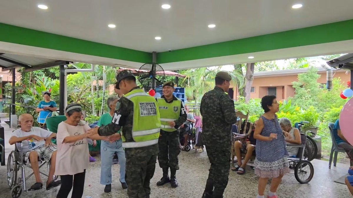 PMOPHN's tweet photo. #AcciónCivicoPMOP | PMOP realiza jornada filantrópica en el asilo de personas adultas mayores San Vicente de Paúl
Las Fuerzas Armadas de Honduras, a través de la Policía Militar del Orden Público (#9BPMOP), desarrollaron una jornada de acción cívico-militar en el Asilo de Ancianos San Vicente de Paúl, ubicado en la colonia San Felipe Zelaya, sector de la Rivera Hernández, beneficiando a 48 personas, entre adultos mayores y cuidadores.
Durante la actividad se compartieron momentos de alegría y convivencia mediante juegos tradicionales, karaoke, baile y un desayuno típico. Asimismo, se brindaron servicios de consulta médica, barbería y manicura, acompañados de la entrega de donaciones de ropa, calzado, medicamentos, bebidas e implementos de aseo.
Estas acciones reflejan el compromiso de la #PMOP con la solidaridad, el respeto y la atención a los sectores más vulnerables de la sociedad hondureña.
Servir a Honduras también significa acompañar, cuidar y compartir con quienes más lo necesitan.
#PMOPHN #FFAAHN #AcciónCívicoMilitar #ProyecciónSocial