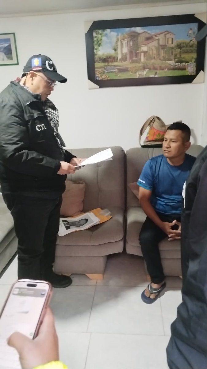 UltimaHoraCR's tweet photo. #Justicia | El CTI de la @FiscaliaCol capturó a cuatro policías que estarían implicados en la fuerte golpiza que según @MedLegalColombi habría generado la muerte de Donovan Balanta Paz, quien murió el pasado 20 de septiembre en Cazucá (Soacha). 

Vía: @JennyAngaritaG https://t.co/ZtkPwvHZYb