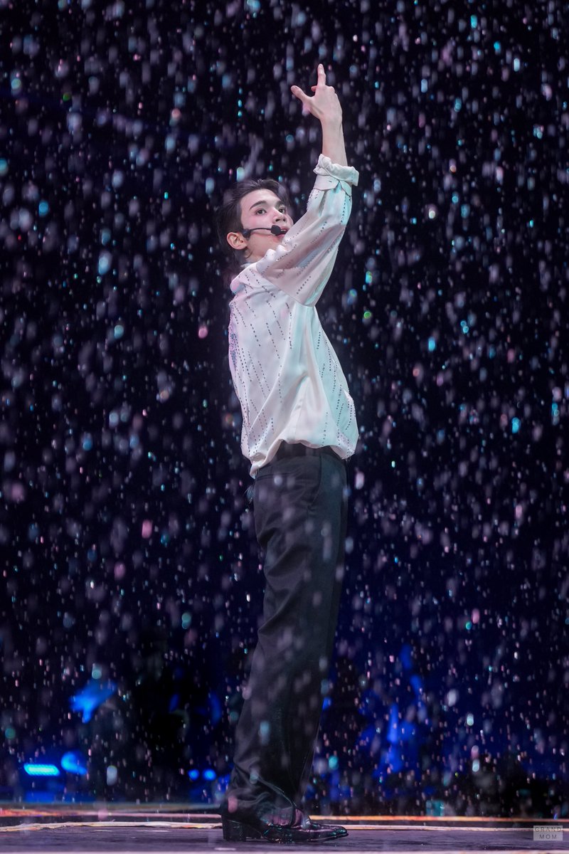 GrandmaGrandmom's tweet photo. HOT RAIN

☔️☔️

#FourthConcertD3 #Fourthnattawat https://t.co/WYFHsPaCgq
