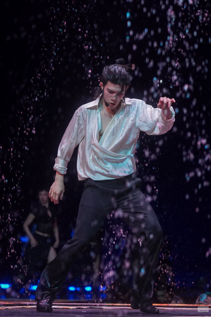 GrandmaGrandmom's tweet photo. HOT RAIN

☔️☔️

#FourthConcertD3 #Fourthnattawat https://t.co/WYFHsPaCgq