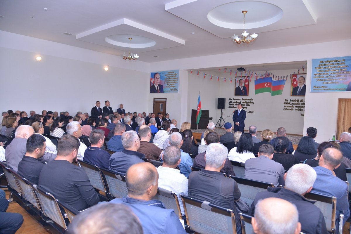 Qaradaghrih's tweet photo. Qaradağ Rayon İcra Hakimiyyətinin başçısı Natiq Əliyev Ələt qəsəbəsində sakinlərlə görüşüb və vətəndaşların səyyar qəbulunu keçirib. https://t.co/5qvEDBNfLu