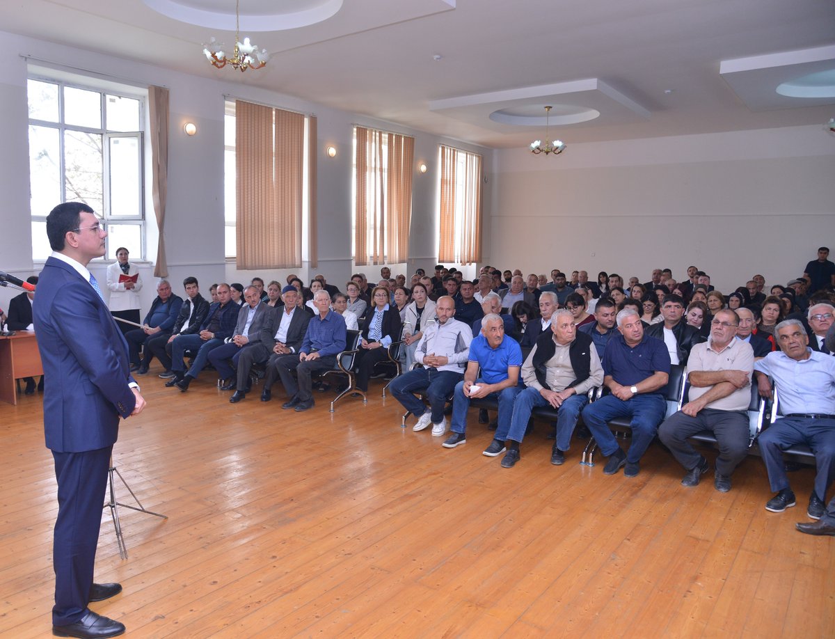 Qaradaghrih's tweet photo. Qaradağ Rayon İcra Hakimiyyətinin başçısı Natiq Əliyev Ələt qəsəbəsində sakinlərlə görüşüb və vətəndaşların səyyar qəbulunu keçirib. https://t.co/5qvEDBNfLu