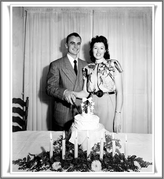 GustavoAdolf_'s tweet photo. Les Brown Jr. 🇺🇸y su mujer Helen Elizabeth Brown 🇺🇸nacieron el mismo día, el 31 de diciembre de 1918. Cuando se conocieron en la escuela se enamoraron enseguida, pero Les era de una familia rica, mientras que la de Helen era de clase obrera. Ambas familias desaprobaban el noviazgo. A los 18 años los jóvenes decidieron huír. Se establecieron al sur de California, se casaron en 1937 y tuvieron un hijo. Él trabajó como fotógrafo y ella como agente inmobiliario. Pasaron cada día de su vida juntos, declaró su hijo, y después de noventa años eran una pareja activa y sana. A Helen le diagnosticaron un tumor en el estómago y Les enfermó de Parkinson. Tras 75 años de matrimonio, Helen murió el 16 de julio de 2013 con 94 años. Les falleció al día siguiente. 
Su historia de amor fue publicada por el diario Press Telegram de Long Beach, cuando celebraron su 75 aniversario de bodas. "Sus amigos y familiares están de acuerdo: si alguna vez dos personas fueron 'uno para el otro', ellos fueron Helen y Les Brown", publicó el diario en su web. "Ellos estuvieron juntos todos los días durante 75 años.