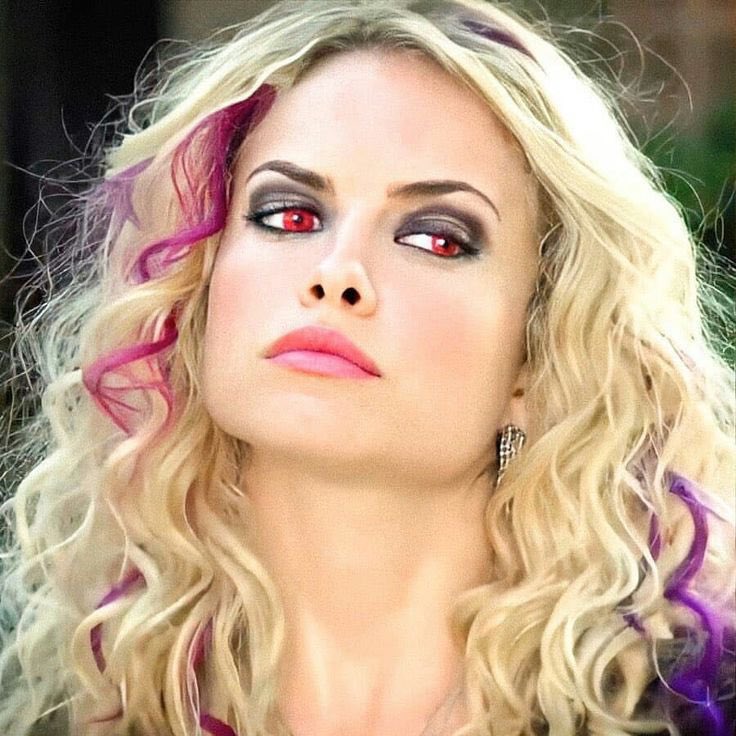 radiofmodia's tweet photo. Meio que todas as meninas queriam ser a Roberta Messi e a gente nunca vai superar o que a Lua Blanco representou pra nossa geração. obrigada por tudo, Roberta! 🖤 https://t.co/sUbAFGHYyj