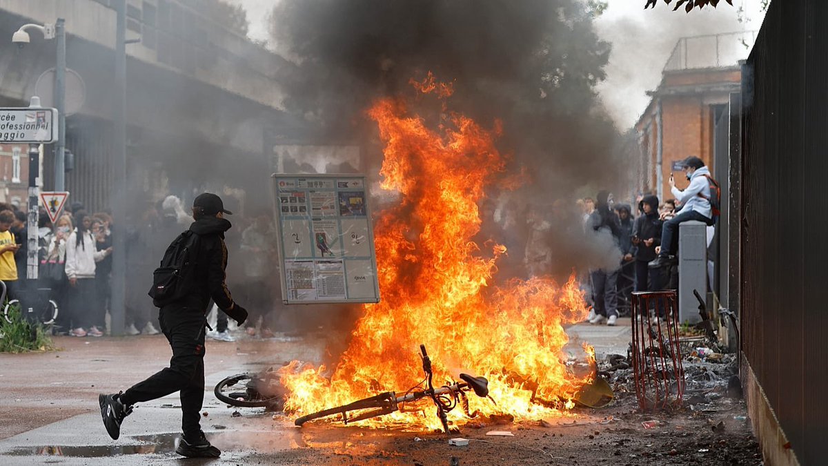 MrRavencloud's tweet photo. o tus familiares y amigos,ellos o tu barrio,ellos o tus recuerdos,ellos o tu vida.
Por supuesto los traidores que apoyan estas revueltas deben de ser juzgados de la misma forma que los políticos que lo permiten.
Hoy es Ceuta,Paris o Milán,mañana será,Alcorcón,Collblanc o Nervión. https://t.co/H1FdQr9aEz