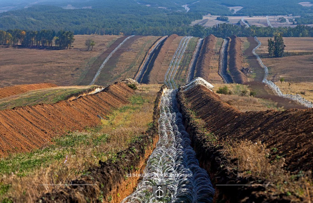 clement_molin's tweet photo. Aujourd'hui, l'Ukraine 🇺🇦 a validé le plan de fortification du pays, objectif 2028. La construction d'immenses lignes de défenses va se poursuivre.

Pour rappel, les lignes visibles sur la photo ci-dessous sont déjà complètes dans l'est du pays. De nouvelles lignes de ce type sont en préparation au nord et au nord-est du pays pour protéger l'Ukraine des offensives russes.

Ces lignes composées de 3 fossés anti-chars, des dents de dragons et de nombreux barbelés et fils de fer sont très difficilement franchissables, ce qui augmente le nombre de pertes côté russe.