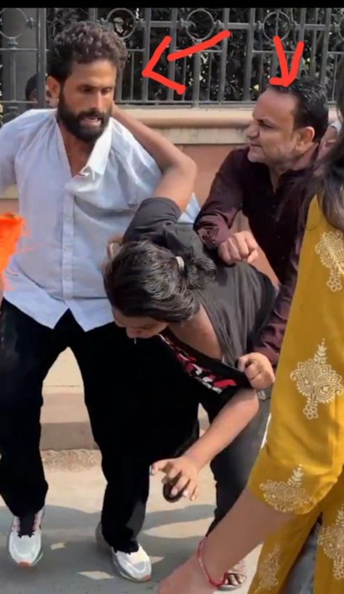 PrabalVerma12's tweet photo. These goons got the bail within 24 hrs.

While Ashutosh and Saurav are still in jail.

Mother of democracy
HOSTING A FLAG IS CRIME ......???
ANDBHAKT NHI AANA MERE COMMENTS ME MIND IT .... https://t.co/RYCCHvjnBA