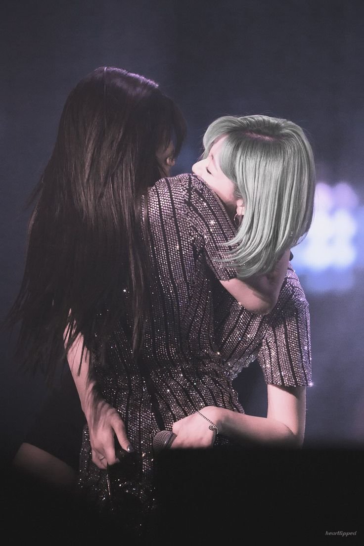 JIHYOBRAZIL's tweet photo. 🚨 SOCORRO, ELAS PERDERAM COMPLETAMENTE O JUÍZO! RESUMO DO POLIAMOR DO TWICE:

— JEONGYEON disse que está namorando JIHYO.
— Segundo JEONGYEON, ela e NAYEON são recém-casadas.
— JIHYO queria namorar MINA, mas MINA fugiu.
— JEONGYEON e JIHYO terminaram o relacionamento.
— SANA começou a flertar com JIHYO.
— JIHYO mandou JEONGYEON namorar MOMO (que é ex de JIHYO).
— JEONGYEON disse que está namorando CHAEYOUNG (que é amante da JIHYO).
— JEONGYEON e JIHYO reataram o relacionamento.

#TWICE #트와이스 #JIHYO #지효