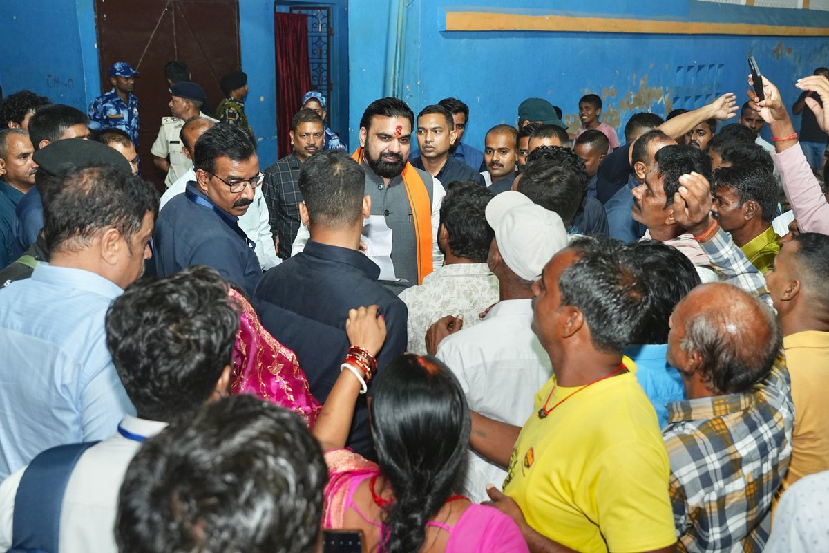 samrat4bjp's tweet photo. अपने पैतृक गाँव लखनपुर में आमजनों से मुलाकात कर उनका कुशलक्षेम जाना एवं संवाद कर अपनत्व और स्नेह के पल साझा किए। https://t.co/iAACRsILU0