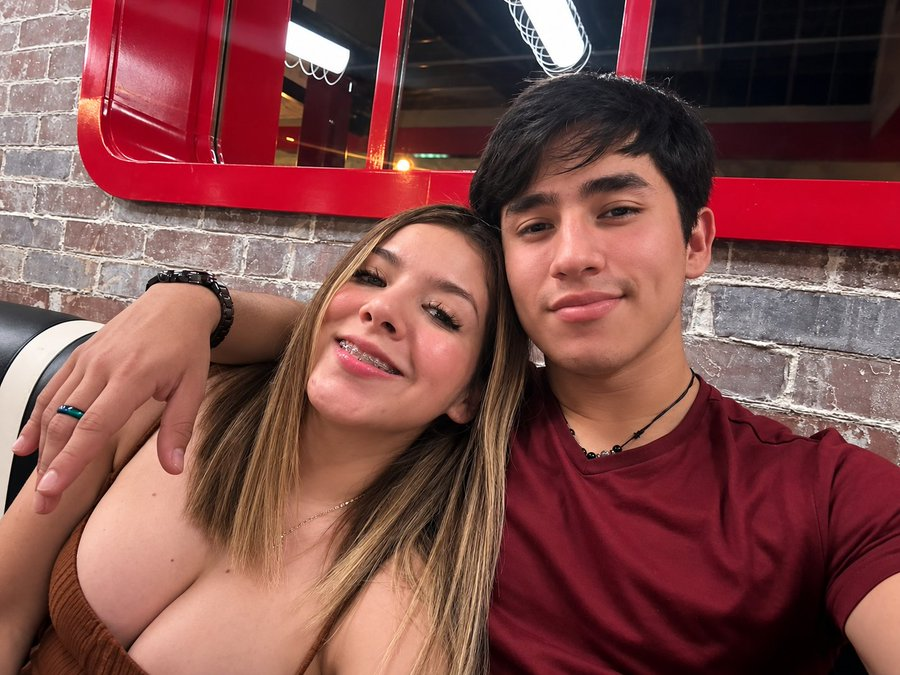 CorresponsalsMX's tweet photo. 🚨Despiden a doctora que fua asesinada a puñaladas.
Cristina Ramos Argüello, fue atacada con un arma blanca al menos doce veces dentro de su vivienda en #Coatzacoalcos #Veracruz 
Cristina tenía 33 años Ramos trabajaba en el Hospital Materno Infantil del #IMSS-Bienestar y en una unidad del #ISSSTE en Coatzacoalcos.
El principal sospechoso su ex pareja Lenin Salvador Córdova Pérez como un entrenador de tenis en un club deportivo de Coatzacoalcos y estudiante de Derecho.
#estados #inseguridad #mujeres #feminicidios 
#niunamenos 
fotos:Cortesía de las Redes Sociales
