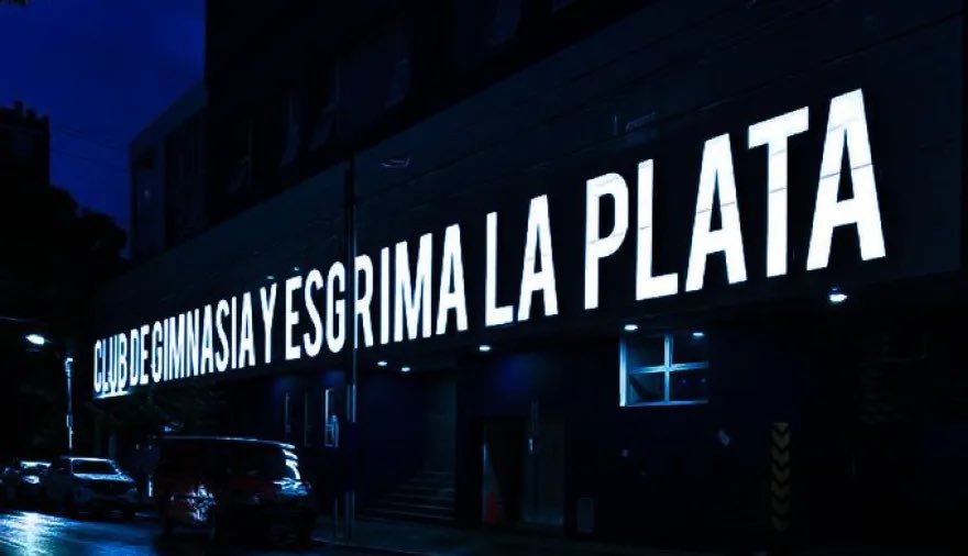 AlvaroGrigioni's tweet photo. 📊 #GELP | Qué muestran la Memoria, el Balance y el Presupuesto que difundió la Comisión Directiva:

▪️ Gimnasia cerró el ejercicio 2025/26 con un déficit de $1.982 millones y un pasivo total de $22.640 millones.

▪️ La mayor presión está en el corto plazo: registra obligaciones por $18.676 millones frente a activos corrientes por $9.599 millones.

▪️ Las deudas laborales y previsionales bajaron de $4.907 a $3.058 millones. Los socios activos pasaron de 37.306 a 39.003.

▪️ Para 2026/27 se proyecta un superávit de $5.707 millones. Ese presupuesto incluye ingresos por $8.173 millones en ventas de jugadores y $3.566 millones por competencias internacionales.

▪️ El auditor externo emitió una opinión con salvedades por problemas de documentación y registración. También advirtió sobre la situación financiera, aunque consideró razonables los planes de la CD para revertirla.

El balance abarca julio de 2025 a junio de 2026 y comprende dos conducciones: la actual asumió el 4 de diciembre. El superávit presupuestado es una proyección.