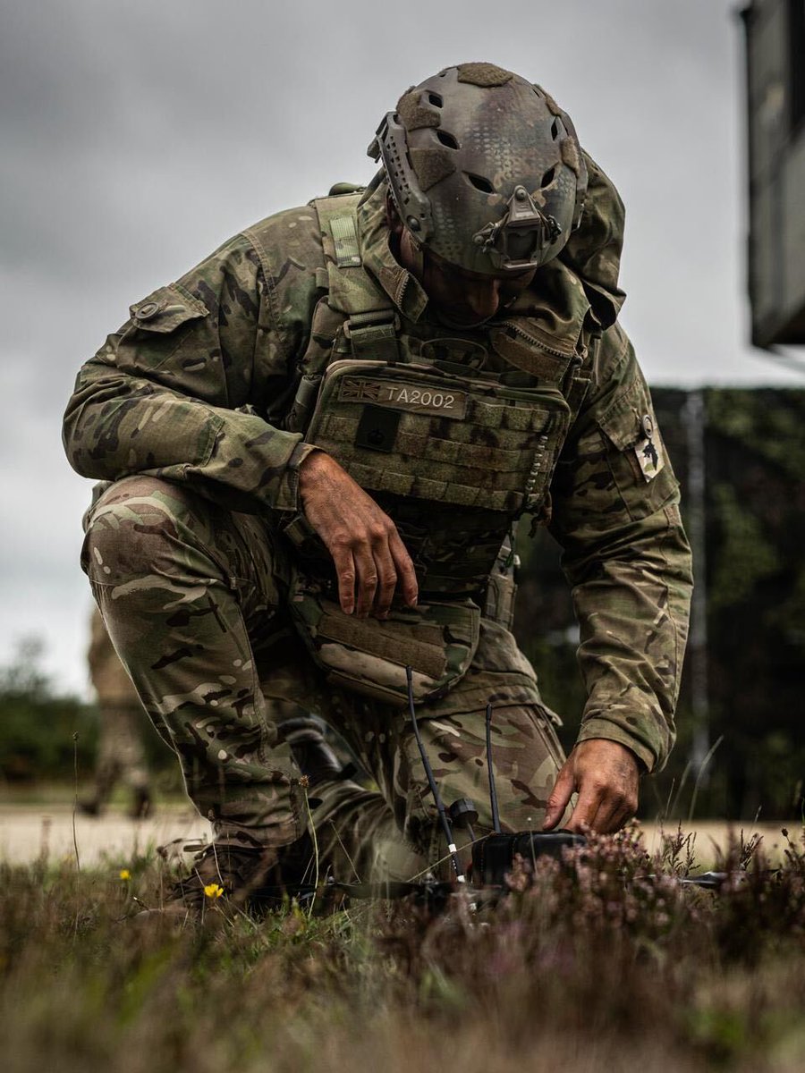 neros_tech's tweet photo. Neros Archer strike demonstration with the @BritishArmy.

The Army’s Chief of the General Staff, General Sir Roly Walker, attended the demo at the newly established Near Surface Warfare Wing, where British soldiers are getting hands-on experience operating FPV drones. https://t.co/yWY7ypeX2K
