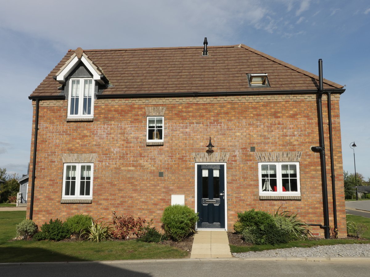 scateringcouk's tweet photo. Three bedrooms: 1 x double with en-suite shower, basin and WC, 1 x ground floor double, 1 x twin. Bathroom with bath, shower over, basin...
🐾 Dog friendly
📍 Filey, North Yorkshire
https://t.co/1m3X7eJojt
#Filey #NorthYorkshire #DogFriendly #HolidayCottage #SelfCatering https://t.co/V7U98Dy6dn