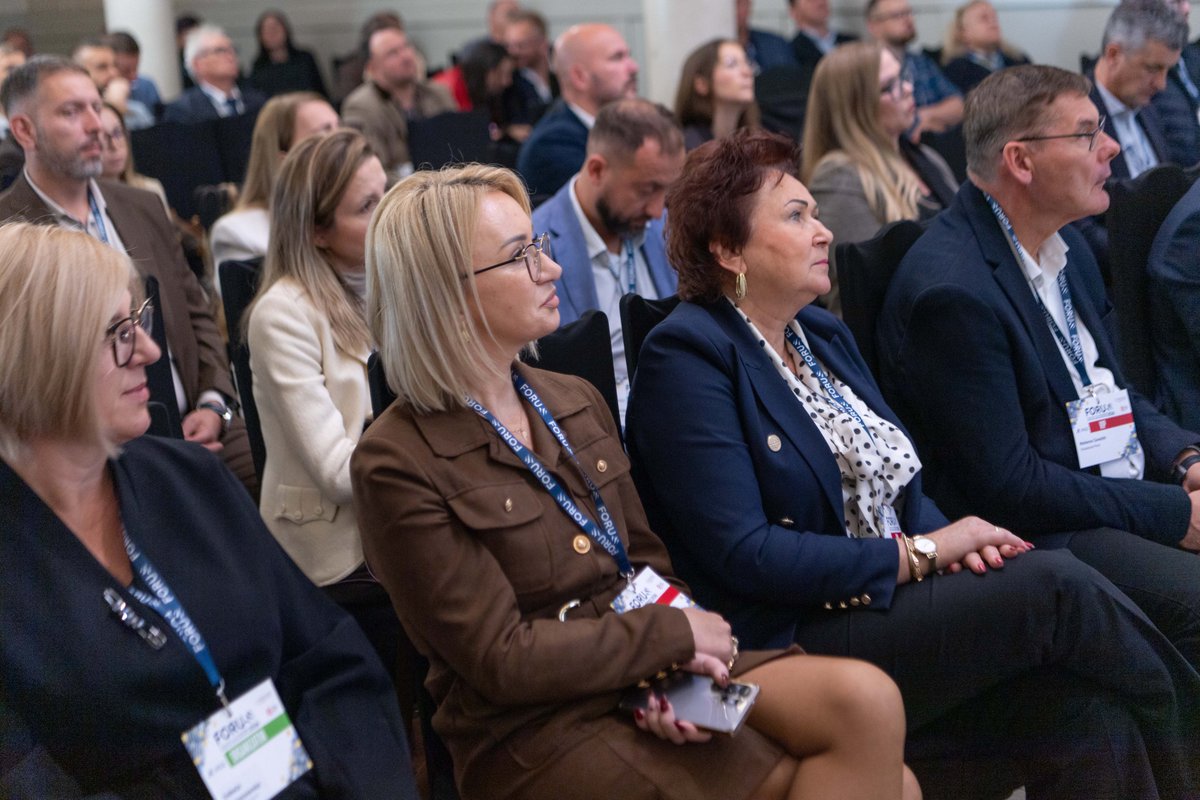 PGZ_pl's tweet photo. 🤝 Blisko 200 przedsiębiorców z Płocka i północnego Mazowsza uczestniczyło dziś w 11. Regionalnym #ForumPPZ!
🎯 Cel? Wykorzystać potencjał lokalnych firm do budowania bezpieczeństwa Polski! Łączymy potencjał krajowego i prywatnego przemysłu, by wspólnie produkować Twoje bezpieczeństwo! 🦾
💬 – W kooperacji z PGZ lokalne firmy mogą realizować ambitne przedsięwzięcia związane z sektorem obronnym, zdobywać nowe kompetencje, zwiększać moce produkcyjne, a jednocześnie zwiększać swój potencjał regionalny – podkreślił @PZgorzelskiP, Wicemarszałek Sejmu RP.
💬 – Łącząc potencjał płockich przedsiębiorstw ze skalą i doświadczeniem spółek Grupy PGZ, możemy zwiększać krajowe zdolności produkcyjne – zaznaczył @AdamLeszkiewicz, Prezes Zarządu PGZ S.A.
⚙️ Podczas forum przedstawiciele @PITRADWAR_PGZ, PCO S.A., @SCenzin oraz @WCBKTSA zaprezentowali swoje kompetencje i możliwości współpracy. Nie zabrakło też bezpośrednich rozmów biznesowych z przedsiębiorcami!
🇵🇱 Więcej polskich firm w łańcuchach dostaw, nowe kompetencje i silniejszy krajowy przemysł. Tak w praktyce realizujemy #LocalContent! 💪
📍 A my jedziemy dalej! Kolejne spotkania już 4 listopada w Białymstoku i 13 listopada w Żywcu.