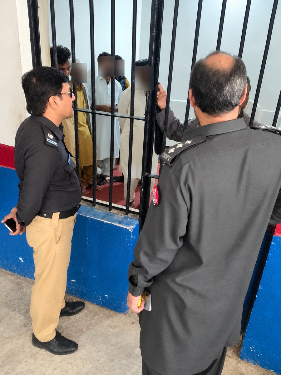 BannuPoliceX's tweet photo. بنوں: ایس پی سٹی محمد سعید خان کا تھانہ صدر کا دورہ، سیکیورٹی انتظامات اور حوالات کا معائنہ، زیرِ حراست ملزمان کے مسائل دریافت کیے۔ اہلکاروں کو سیکیورٹی مؤثر بنانے، زیرِ حراست افراد سے قانون کے مطابق سلوک اور شہریوں کے ساتھ خوش اخلاقی سے پیش آنے کی ہدایات دیں۔ https://t.co/C48hMa00yS