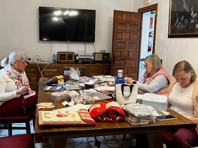 QueSeCose's tweet photo. FINALIZAMOS EL QUILT CAMP 2026 DE #PATCHWORK EN QUESECOSE
El domingo terminamos otro quilt camp de Patchwork de QueSeCose lleno en esta ocasión de 🪡bordados y aplicaciones, y sobre todo un montón de risas a compartir.
Un año más que hemos compartido un montón de experiencias y hemos disfrutado de la compañía de un montón de amig@s de QueSeCose.
Ah!! Y a medida que nuestras ventanas se vayan completando, os las mostraremos. Permanece atenta.
#Manualidades #Cursos #Talleres #Labores #DIY #Coser #Labores #aplicaciones #quilt