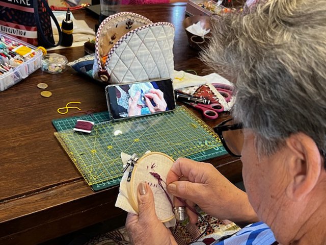 QueSeCose's tweet photo. FINALIZAMOS EL QUILT CAMP 2026 DE #PATCHWORK EN QUESECOSE
El domingo terminamos otro quilt camp de Patchwork de QueSeCose lleno en esta ocasión de 🪡bordados y aplicaciones, y sobre todo un montón de risas a compartir.
Un año más que hemos compartido un montón de experiencias y hemos disfrutado de la compañía de un montón de amig@s de QueSeCose.
Ah!! Y a medida que nuestras ventanas se vayan completando, os las mostraremos. Permanece atenta.
#Manualidades #Cursos #Talleres #Labores #DIY #Coser #Labores #aplicaciones #quilt