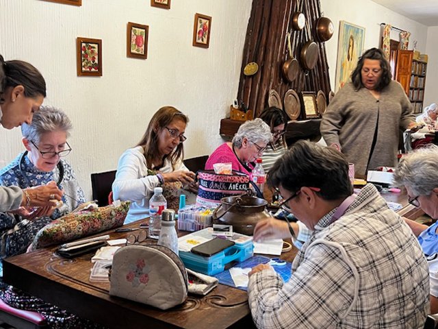 QueSeCose's tweet photo. FINALIZAMOS EL QUILT CAMP 2026 DE #PATCHWORK EN QUESECOSE
El domingo terminamos otro quilt camp de Patchwork de QueSeCose lleno en esta ocasión de 🪡bordados y aplicaciones, y sobre todo un montón de risas a compartir.
Un año más que hemos compartido un montón de experiencias y hemos disfrutado de la compañía de un montón de amig@s de QueSeCose.
Ah!! Y a medida que nuestras ventanas se vayan completando, os las mostraremos. Permanece atenta.
#Manualidades #Cursos #Talleres #Labores #DIY #Coser #Labores #aplicaciones #quilt