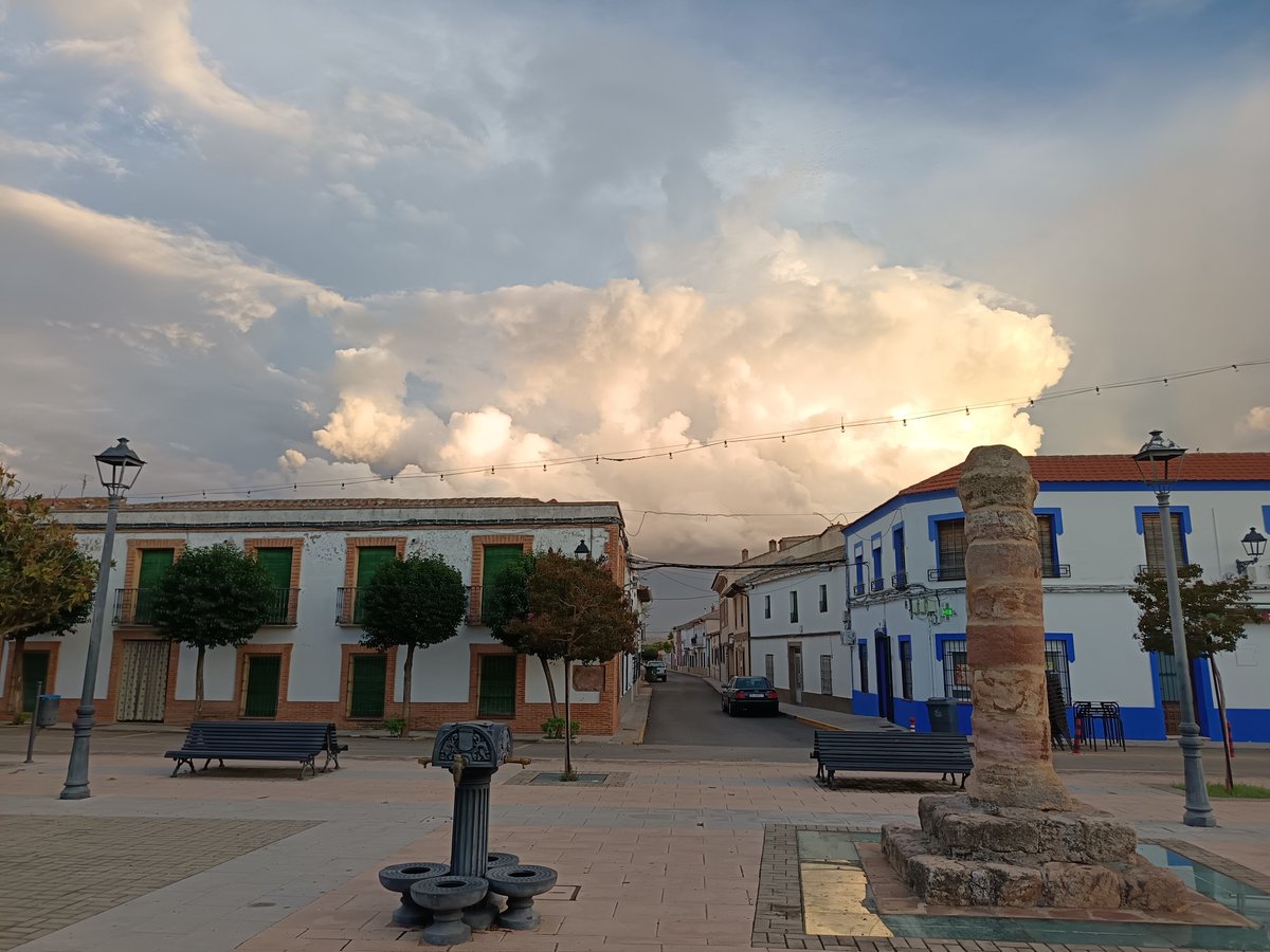 sobrino_antonio's tweet photo. @meteocr Desde #Picón la que crece por #CiudadReal https://t.co/HxPHmcX3xu