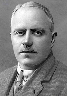 Jan34733995's tweet photo. 19.10.1926 r. - Stanisław Sobiński, kurator okręgu szkolnego lwowskiego, został zamordowany w zamachu terrorystycznym przez Ukraińską Organizację Wojskową.

W 1924 r. zakazał używania języka ukraińskiego w szkołach polskich.

Zabójstwa dokonali Bohdan Pidhajny i Roman Szuchewycz.

Tak - tak.
TEN Szuchewycz.
Obecnie bohater Ukrainy.

https://t.co/IDMRE6bPX8

Za zabójstwo kuratora skazano Wasyla Atamańczuka i Iwan Werbyćkiego, co okazało się pomyłką sądową.
Tożsamość prawdziwych morderców ujawnił, już po procesie, Roman Baranowśkyj, późniejszy współpracownik policji państwowej i prowokator.

Zdjęcie 3 - pogrzeb kuratora.