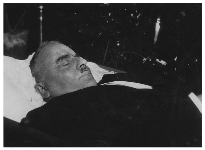 Jan34733995's tweet photo. 19.10.1926 r. - Stanisław Sobiński, kurator okręgu szkolnego lwowskiego, został zamordowany w zamachu terrorystycznym przez Ukraińską Organizację Wojskową.

W 1924 r. zakazał używania języka ukraińskiego w szkołach polskich.

Zabójstwa dokonali Bohdan Pidhajny i Roman Szuchewycz.

Tak - tak.
TEN Szuchewycz.
Obecnie bohater Ukrainy.

https://t.co/IDMRE6bPX8

Za zabójstwo kuratora skazano Wasyla Atamańczuka i Iwan Werbyćkiego, co okazało się pomyłką sądową.
Tożsamość prawdziwych morderców ujawnił, już po procesie, Roman Baranowśkyj, późniejszy współpracownik policji państwowej i prowokator.

Zdjęcie 3 - pogrzeb kuratora.