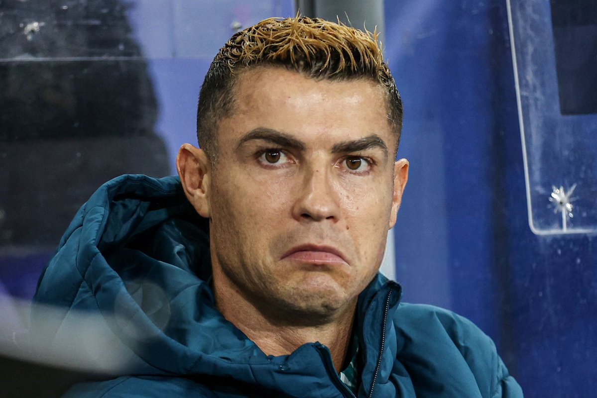lnstantFoot's tweet photo. 🚨🚨OFFICIEL !!! CRISTIANO RONALDO EST SUSPENDU PENDANT 30 JOURS ET DEVRA PAYER 255€ D’AMENDE POUR AVOIR ABANDONNÉ LE RASSEMBLEMENT DE LA SÉLECTION PORTUGAISE LORS DE LA TRÊVE INTERNATIONALE !!! 🇵🇹💰 https://t.co/7ijBU8tIOH