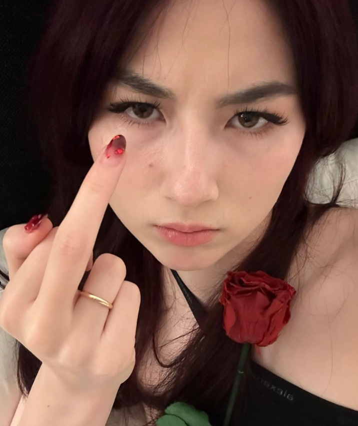 StreamerScammer's tweet photo. after ruining her ex's life, kyedae wants to ruin yours too!! 🥰💘

not like u can resist this pretty face anyways simp... 😵‍💫

just do what she says kayy?~ u totally won't be manipulated into donating ur life savings to her🥴🫶

findom • catfish • fetish • relapse • streamer https://t.co/fqlKMRXFzA