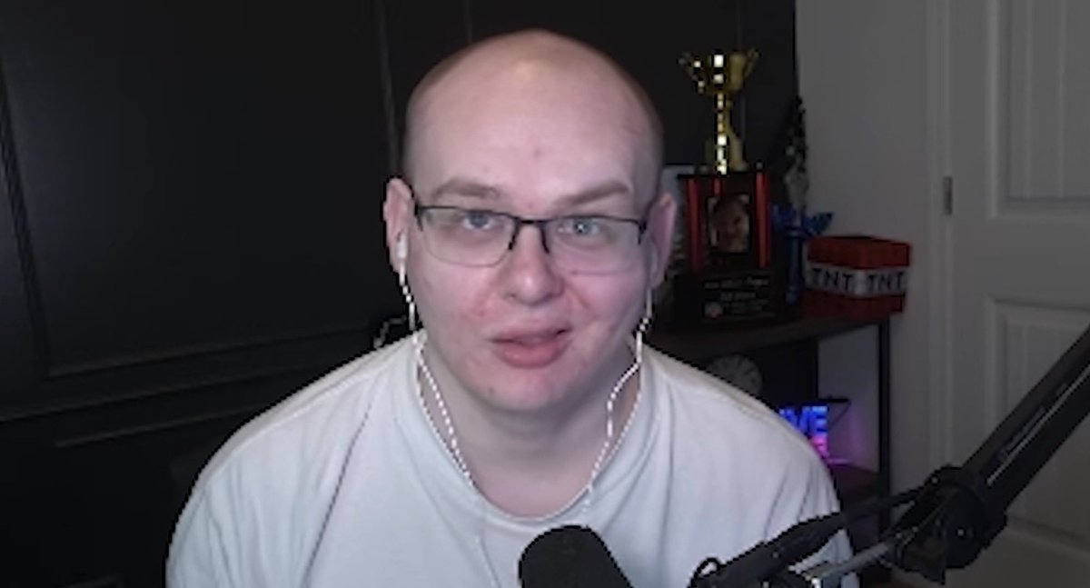 HowLateWasCMC's tweet photo. CallMeCarson has added "bald" and "hair" as banned terms in his Discord and Twitch chat https://t.co/ipFHZ50hyC