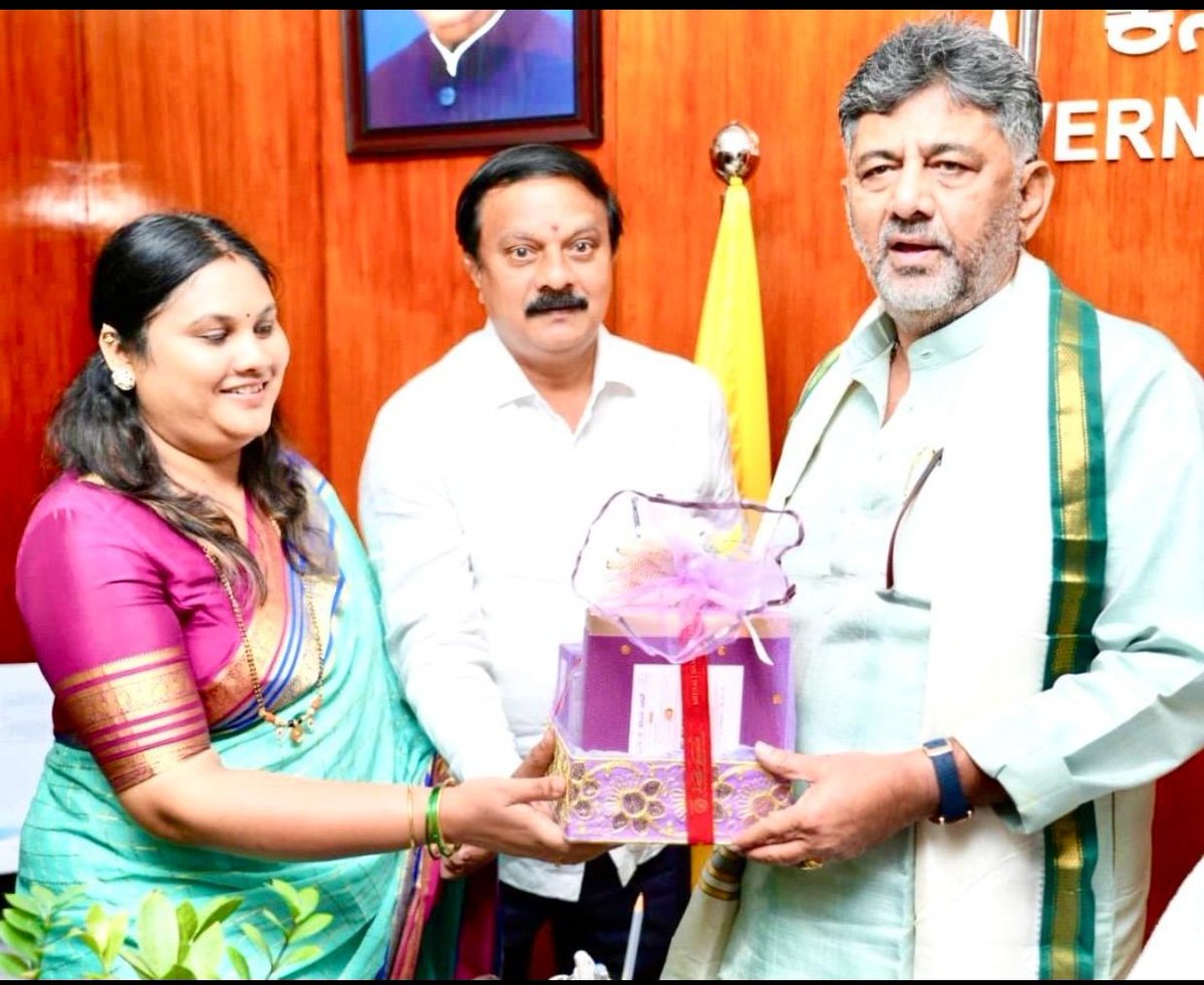 Shubhavenugopa3's tweet photo. Today we met and wished our honorable CM sir on the occasion of Dussehra festival. And also celebrated Dasara pooja in our KPCC office with our president.
@KPCCPresident @DKShivakumar
@CMofKarnataka @HariprasadBK2 https://t.co/2QMz3hgxLT
