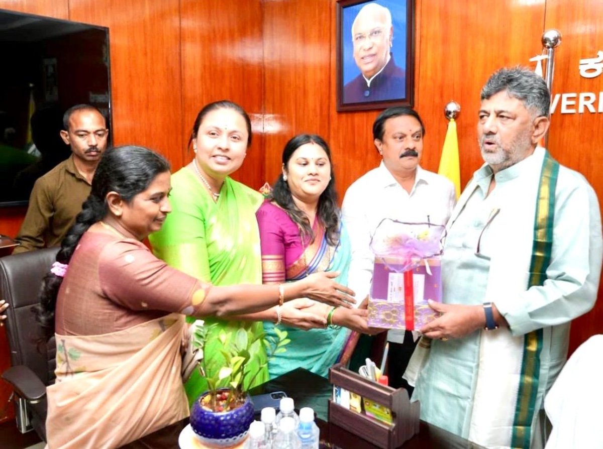 Shubhavenugopa3's tweet photo. Today we met and wished our honorable CM sir on the occasion of Dussehra festival. And also celebrated Dasara pooja in our KPCC office with our president.
@KPCCPresident @DKShivakumar
@CMofKarnataka @HariprasadBK2 https://t.co/2QMz3hgxLT