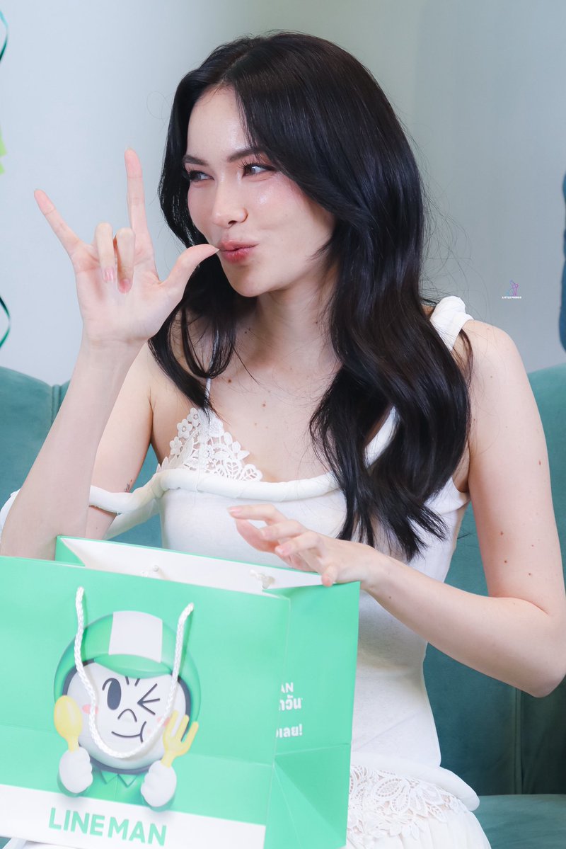 littleprince_21's tweet photo. ตะเอ๋ @itscharlotty 🌬️🤟🏻

Charlotte LIVE WITH LINE MAN
#LINEMANถูกสุดทุกวันwithCharlotte
#ชาล็อตออสติน  #CharlotteAustin ᙏ̤̫ https://t.co/KiqfmReLEH