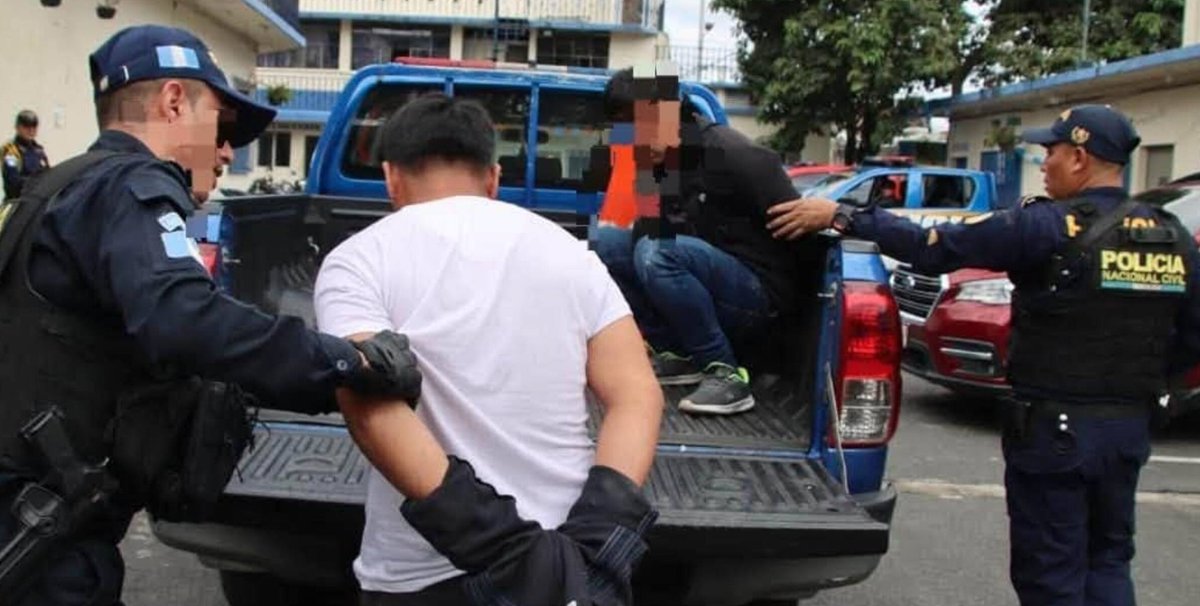 PublinewsGT's tweet photo. 🚨Esto hace la PNC con agentes que detuvieron a hermanos Choc Toz

Las autoridades además indicaron que apresuran la compra de "body cams" para agentes. 

#PublinewsGT #PNC #SolórzanoFoppa #ChocToz 

Mira acá⤵️

https://t.co/kYNsxBRNys https://t.co/rnZfaFUVKg
