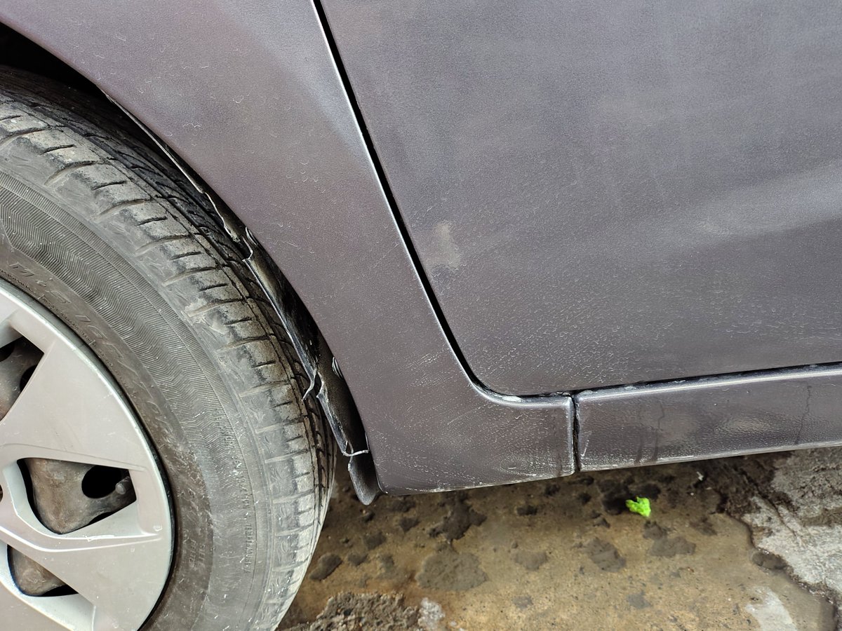 WGustavoC's tweet photo. @ANASeguros Piensenlo dos veces antes de contratar.

Si resolvieran los siniestros como presumen hacerlo otra cosa sería.

Siniestro 042675359 desde el 22 de agosto.

Me citan sábado para recoger el vehículo y encuentro todos estos detalles a la vista, falta Los que no se ven https://t.co/6SZmkWsy4H