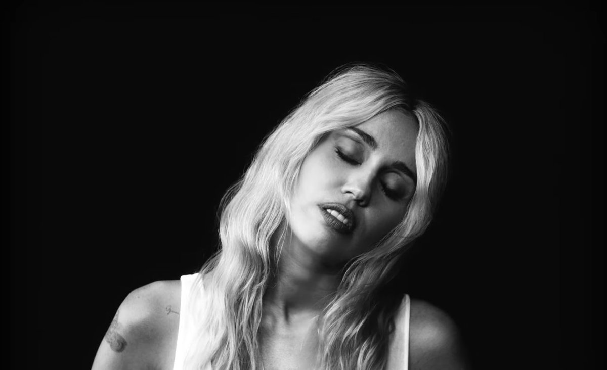 PopLoop_'s tweet photo. Miley Cyrus presenta el video para “Orbit”, el tema que abre su último álbum “Bass Persuades”.

El clip también sirve como introducción para sus conciertos en Los Ángeles. 

➡️ https://t.co/tjxH5EIePW https://t.co/EZvRM0oua0
