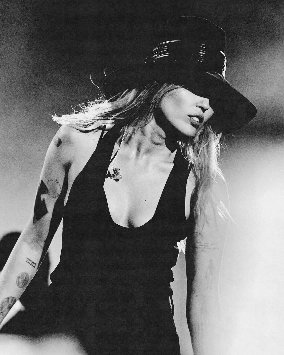 AtlanticRecords's tweet photo. THE HOLLYWOOD BOWL HIGHLIGHTS 🖤 @miley https://t.co/QdnKlrQw59