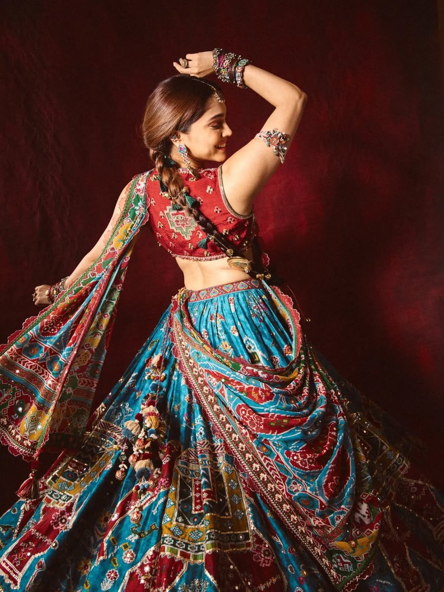 amitkotarya's tweet photo. Sharvari understood the assignment and arrived serving the perfect blend of festive vibes, desi glam and Garba-ready elegance! ❤️
#Sharvari #NavratriVibes #GarbaNight #FestiveFashion #IndiaForums #Lehenga #Garba #Navratri2026
#Sharvari https://t.co/KBriUnt9Dr