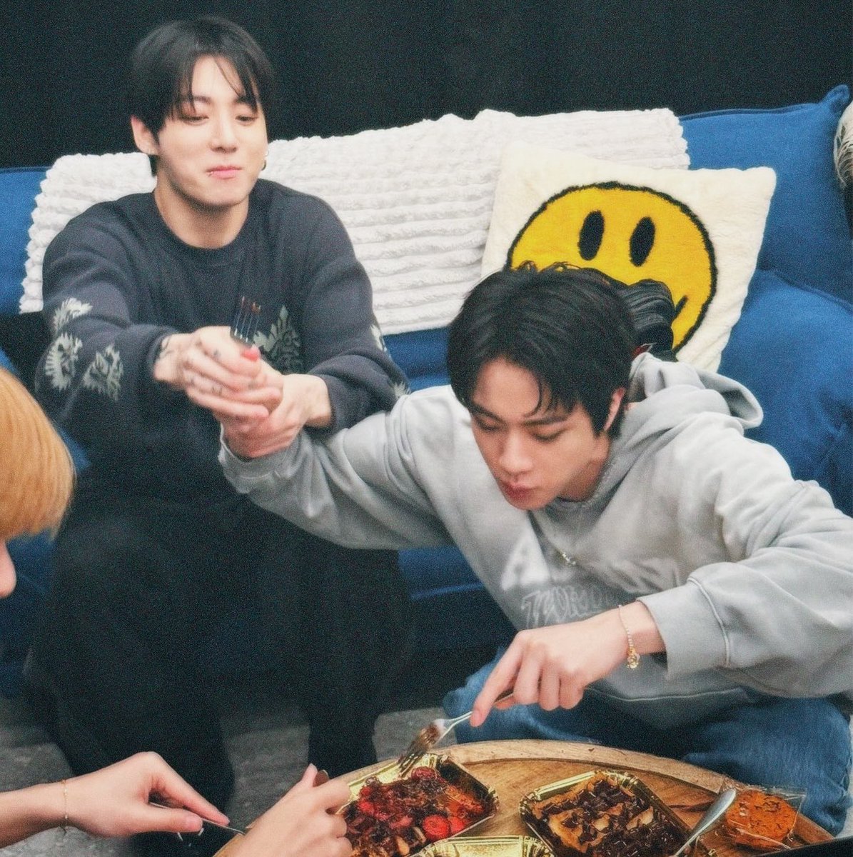 pipervkoo's tweet photo. don’t you love it when bts https://t.co/N7cMcs2rHL